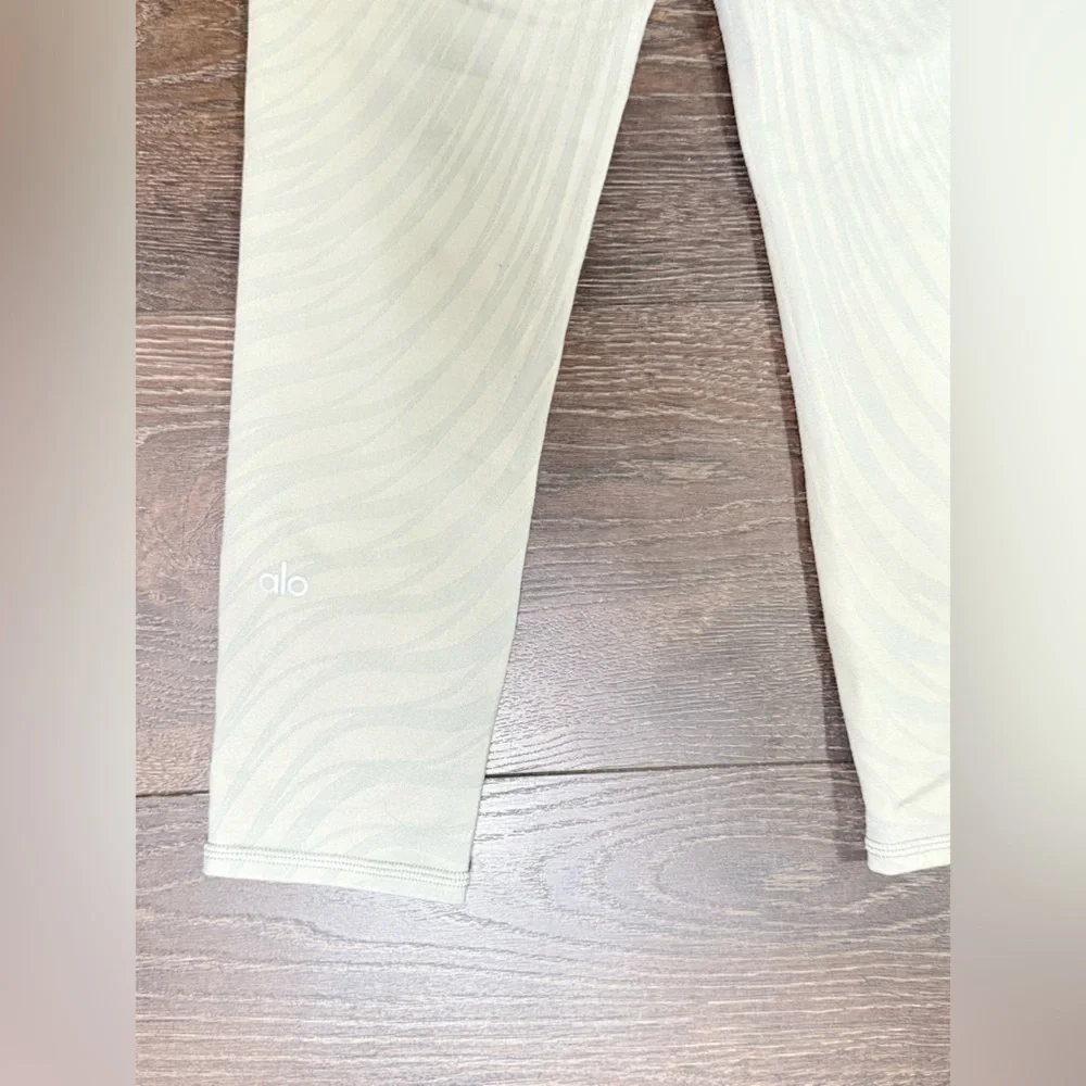 ALO Yoga sleek stylish